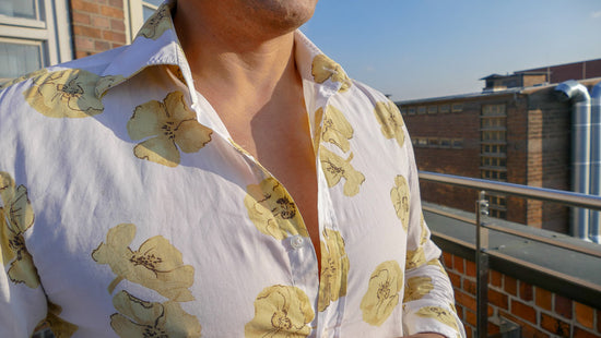 The LESPIRANT LCut undershirt is invisible and has no collar so you can leave your flowery shirt open without any collar peaking through.