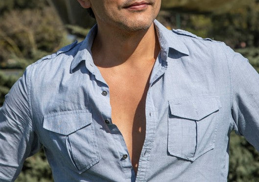 The LESPIRANT LCut undershirt is invisible and has no collar so you can leave your blue shirt open without any collar peaking through.