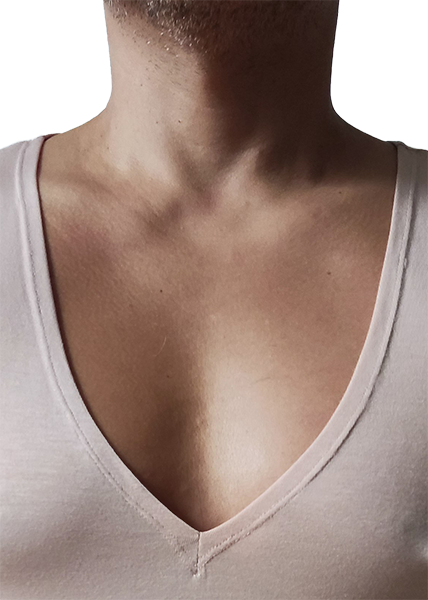 Close up on the flat seam collar of the LESPIRANT Gorge V-neck undershirt
