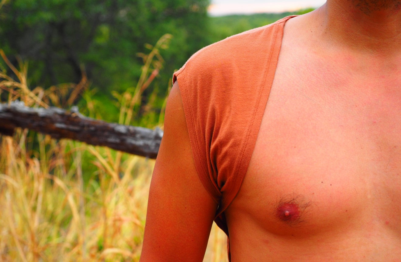 Right shoulder close of the LESPIRANT LCut underhirt at a ranch